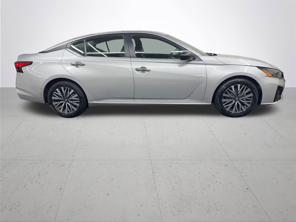 Used 2024 Nissan Altima 2.5 SV image 8