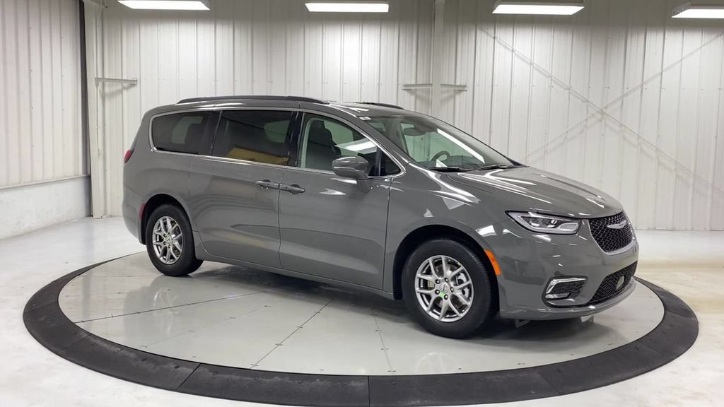 Used 2021 Chrysler Pacifica Touring w/ Uconnect Theater Family Group FWD image 2