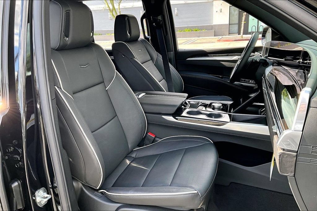 New 2026 Cadillac Escalade Luxury w/ LPO, Floor Liner Package AWD/4WD image 34