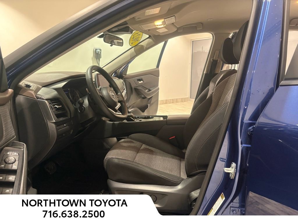 Used 2023 Nissan Rogue SV image 16