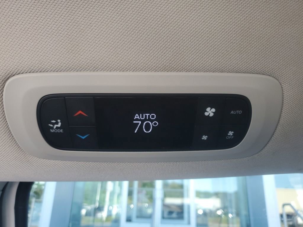 Used 2024 Chrysler Pacifica Limited FWD image 15