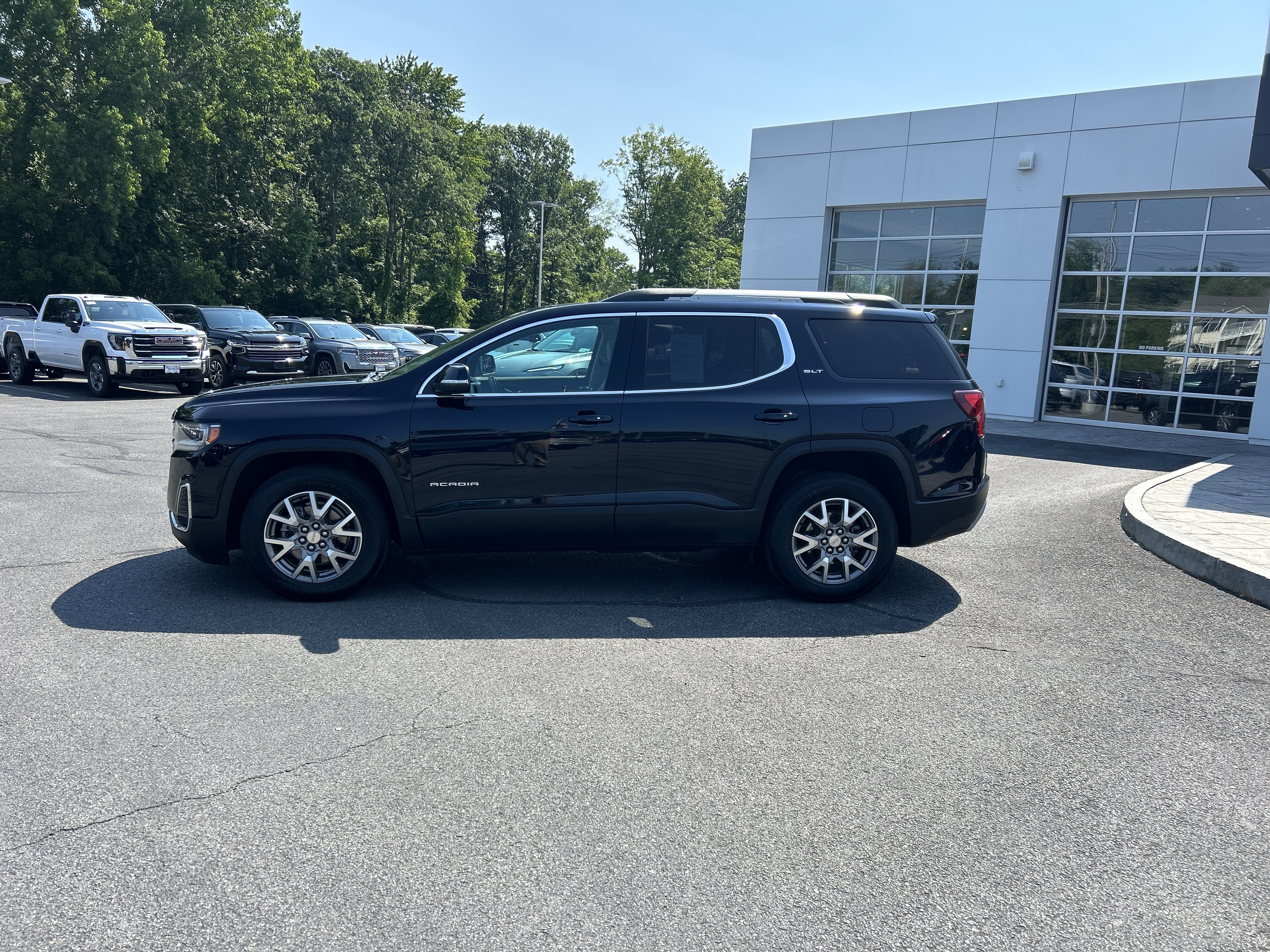 Certified 2021 GMC Acadia SLT w/ Premium Package AWD/4WD image 2