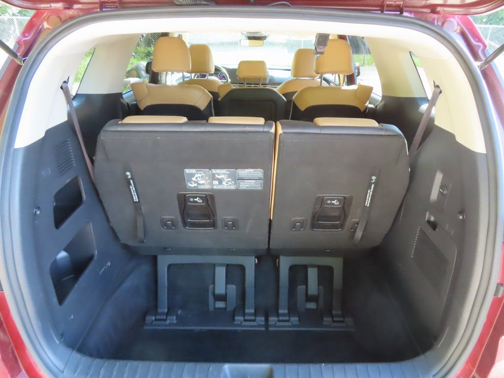 Used 2024 Kia Carnival LX FWD image 17