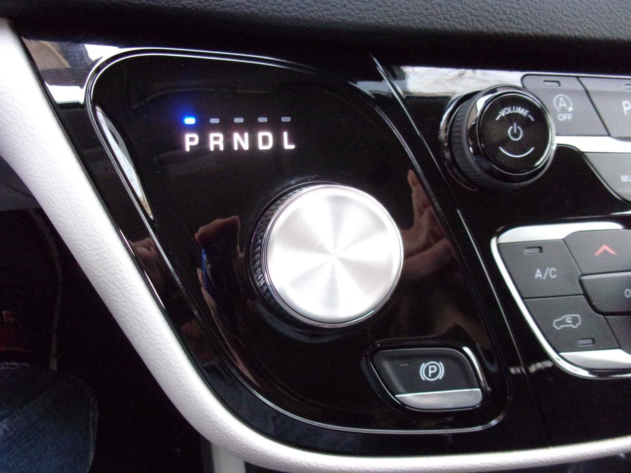 Used 2023 Chrysler Pacifica Touring-L image 29