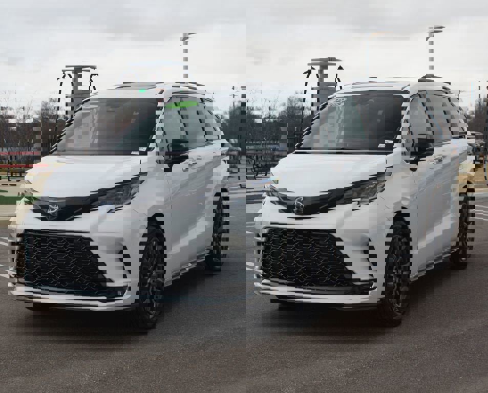 Used 2025 Toyota Sienna XSE w/ XSE Premium Package image 25