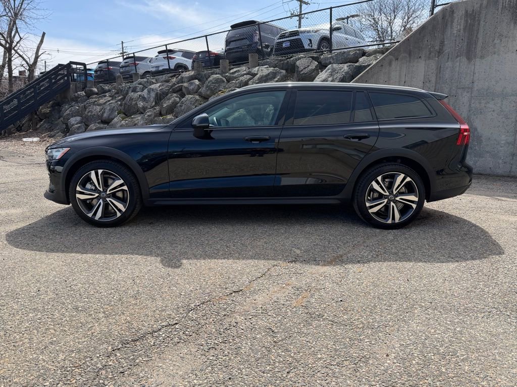 Used 2025 Volvo V60 B5 Cross Country Plus image 2
