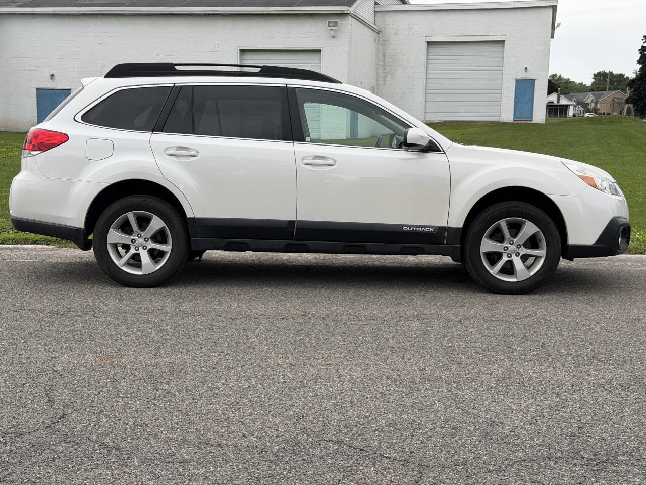 Used 2014 Subaru Outback 2.5i Premium AWD/4WD image 4