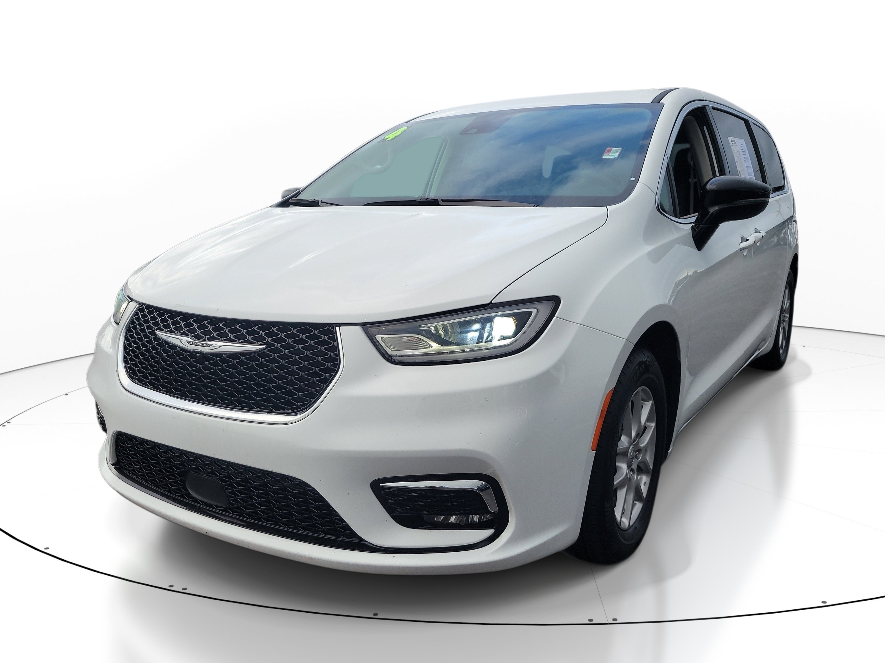 Used 2024 Chrysler Pacifica Touring-L FWD image 3