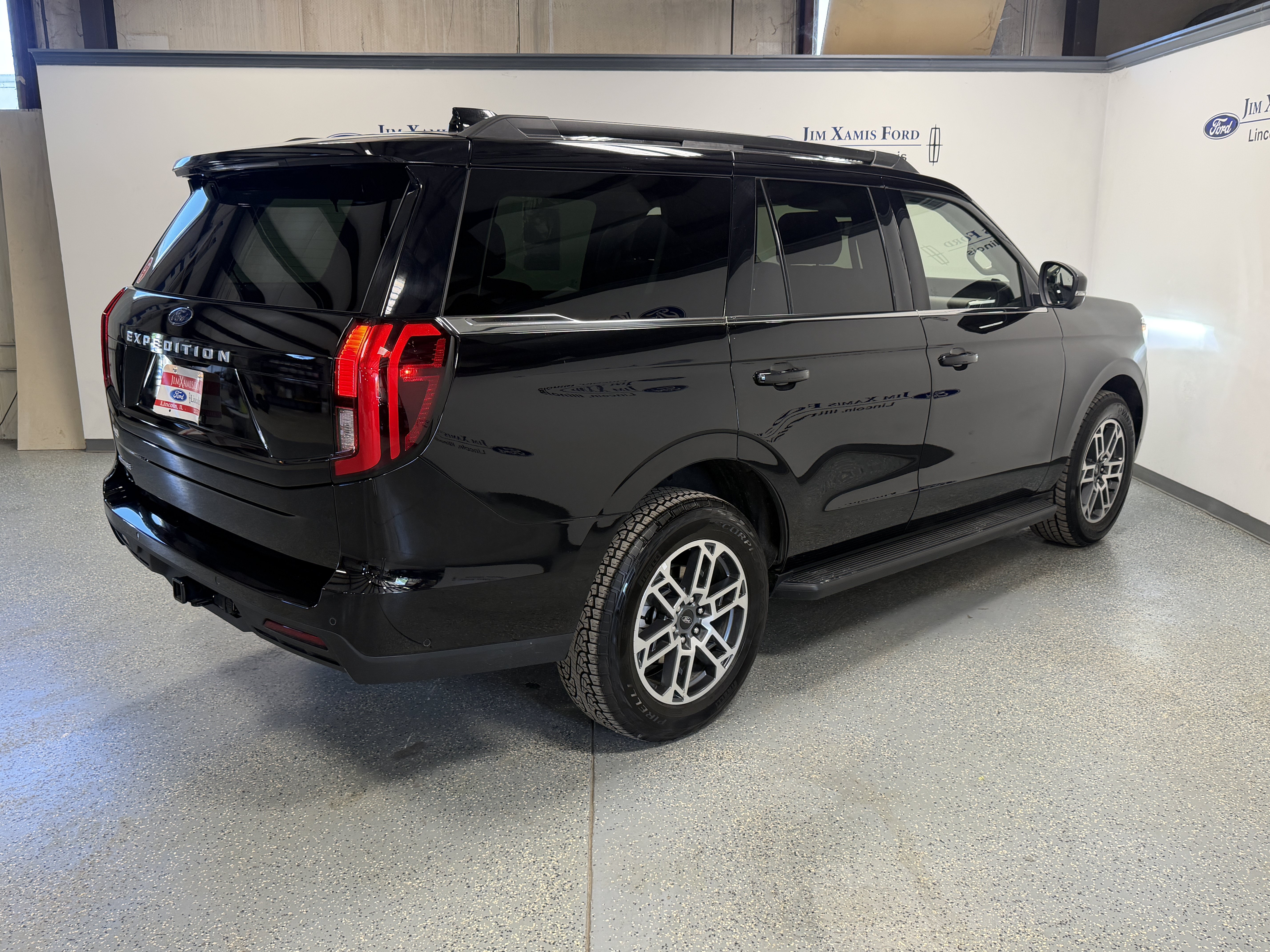 Used 2025 Ford Expedition Active AWD/4WD image 33