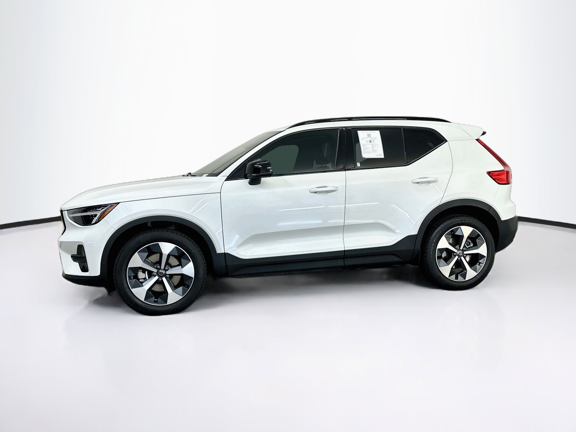 Used 2024 Volvo XC40 B5 Core w/ Protection Package Premier AWD/4WD image 4