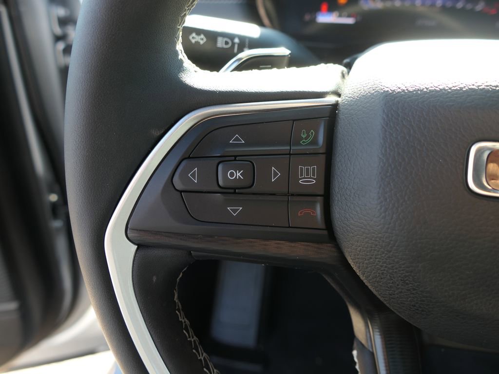 Used 2025 Jeep Grand Cherokee Laredo image 12