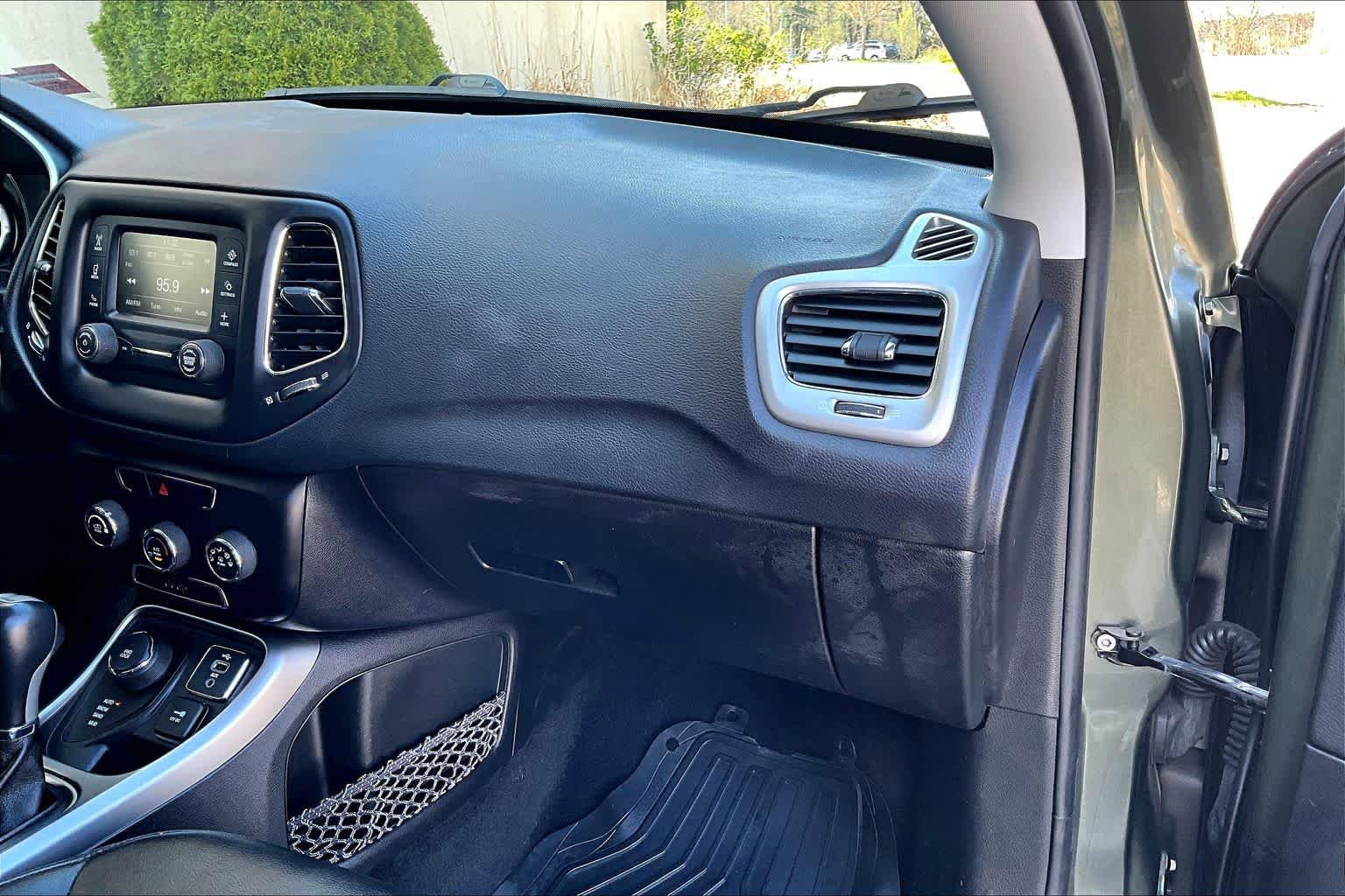 Used 2018 Jeep Compass Latitude AWD/4WD image 19