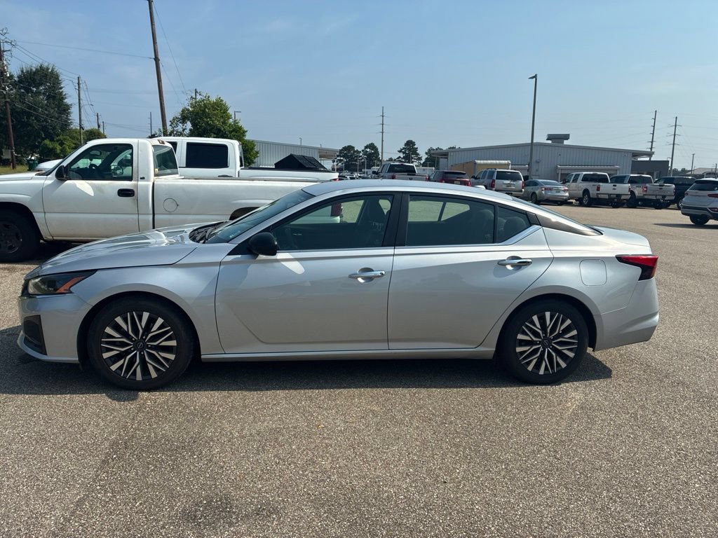 Used 2024 Nissan Altima 2.5 SV FWD image 2
