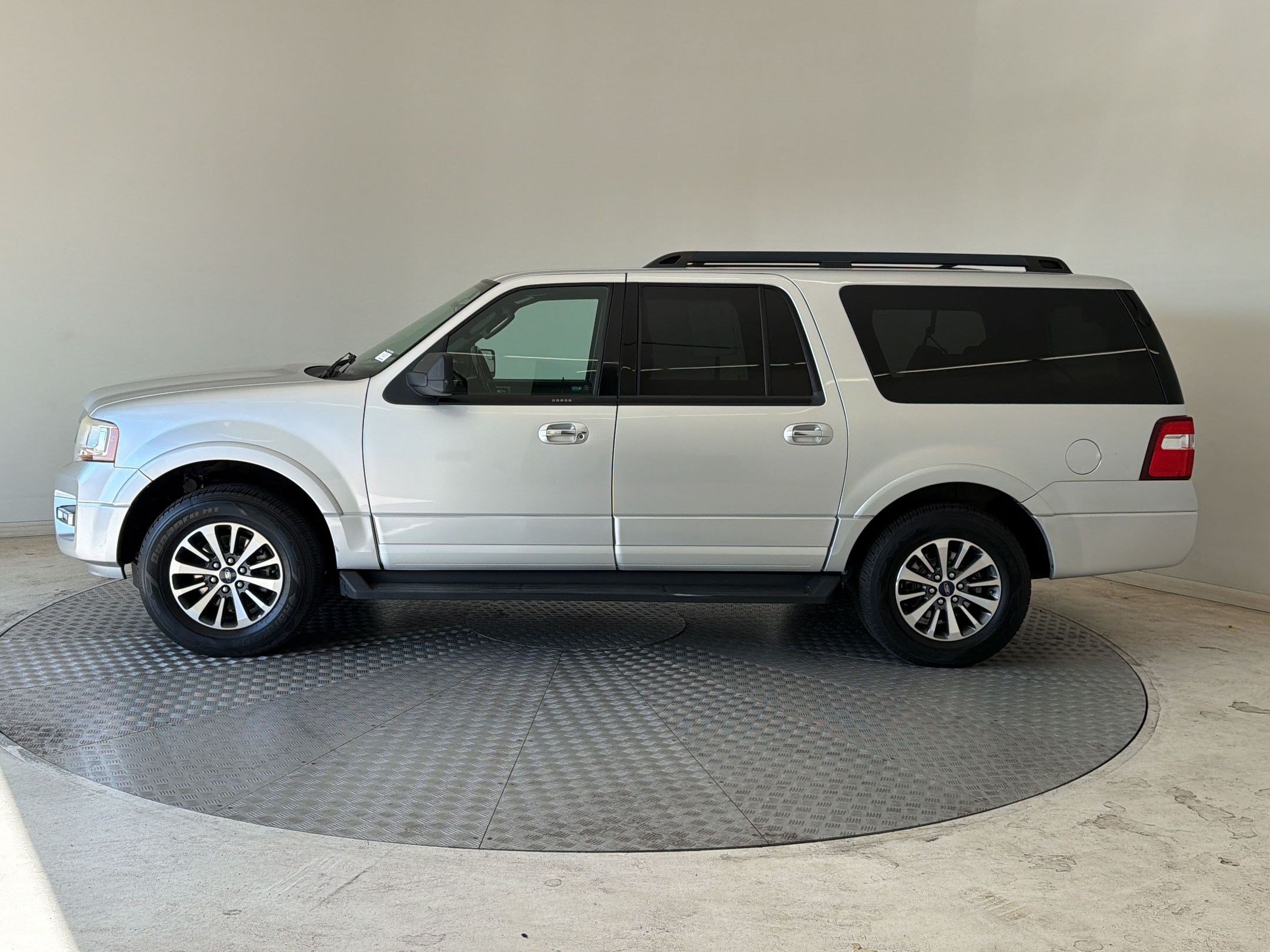 Used 2016 Ford Expedition EL XLT w/ Equipment Group 202A AWD/4WD image 2