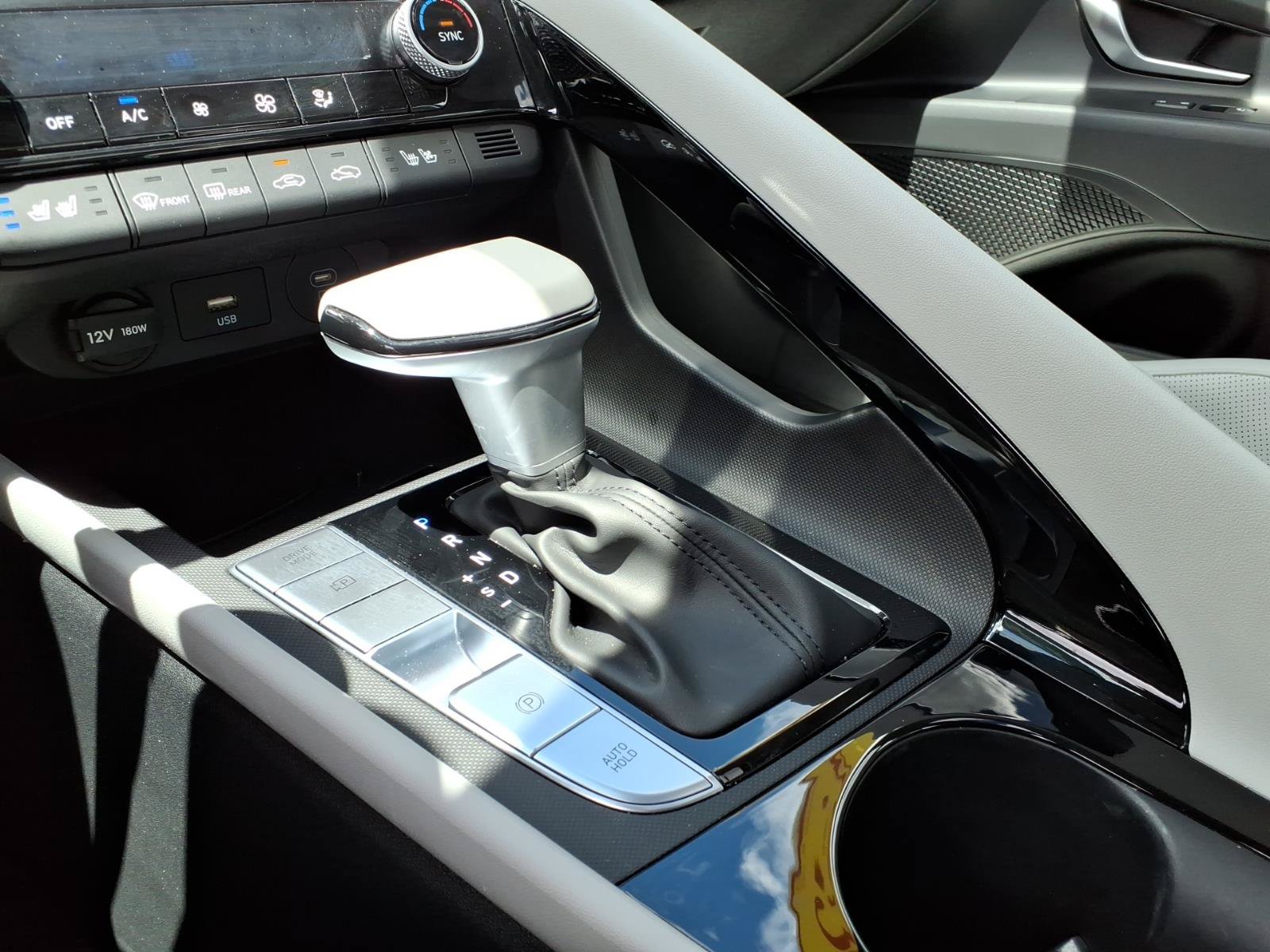 New 2025 Hyundai Elantra Limited FWD image 18