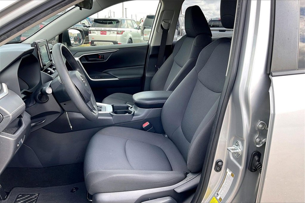 Used 2019 Toyota RAV4 LE image 18