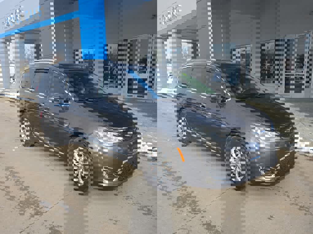 Used 2018 Chrysler Pacifica Touring-L Plus w/ Advanced Safetytec Group image 2