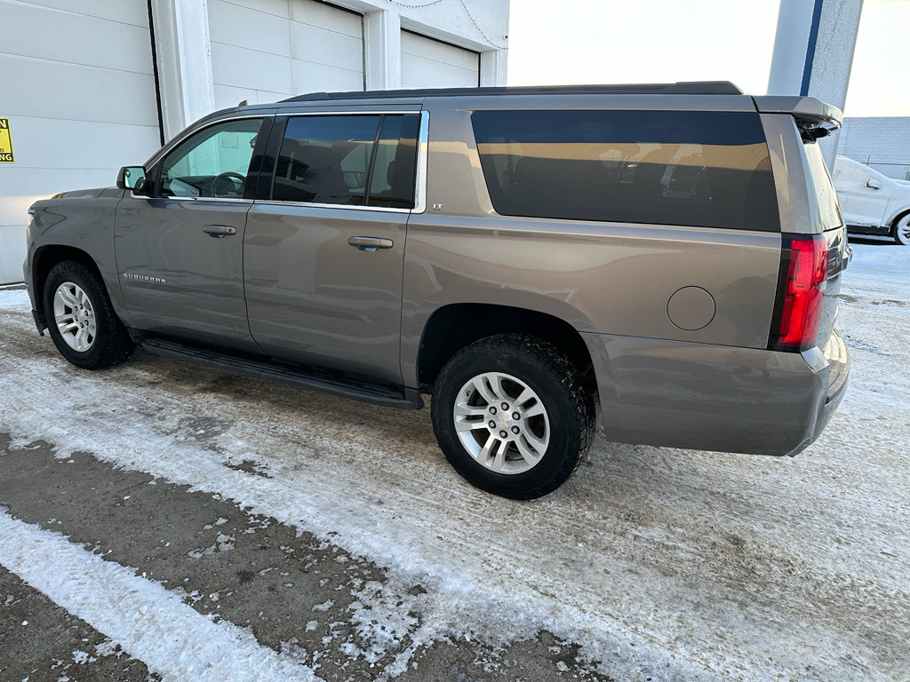 Used 2018 Chevrolet Suburban LT image 2