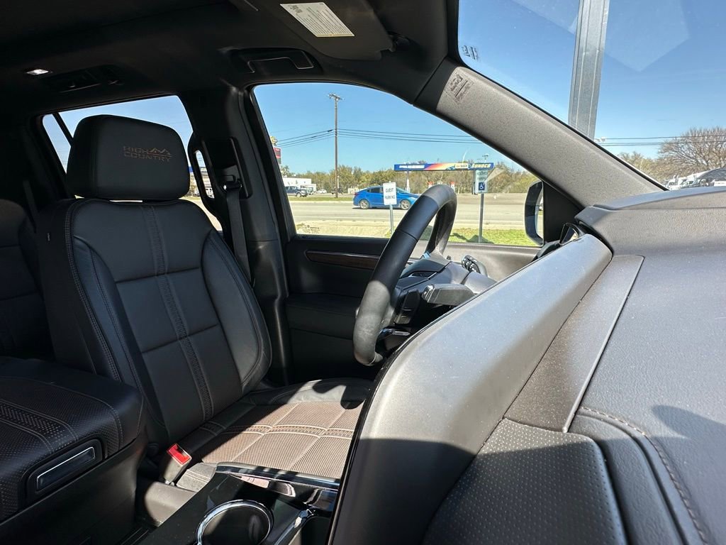Used 2025 Chevrolet Suburban High Country AWD/4WD image 14