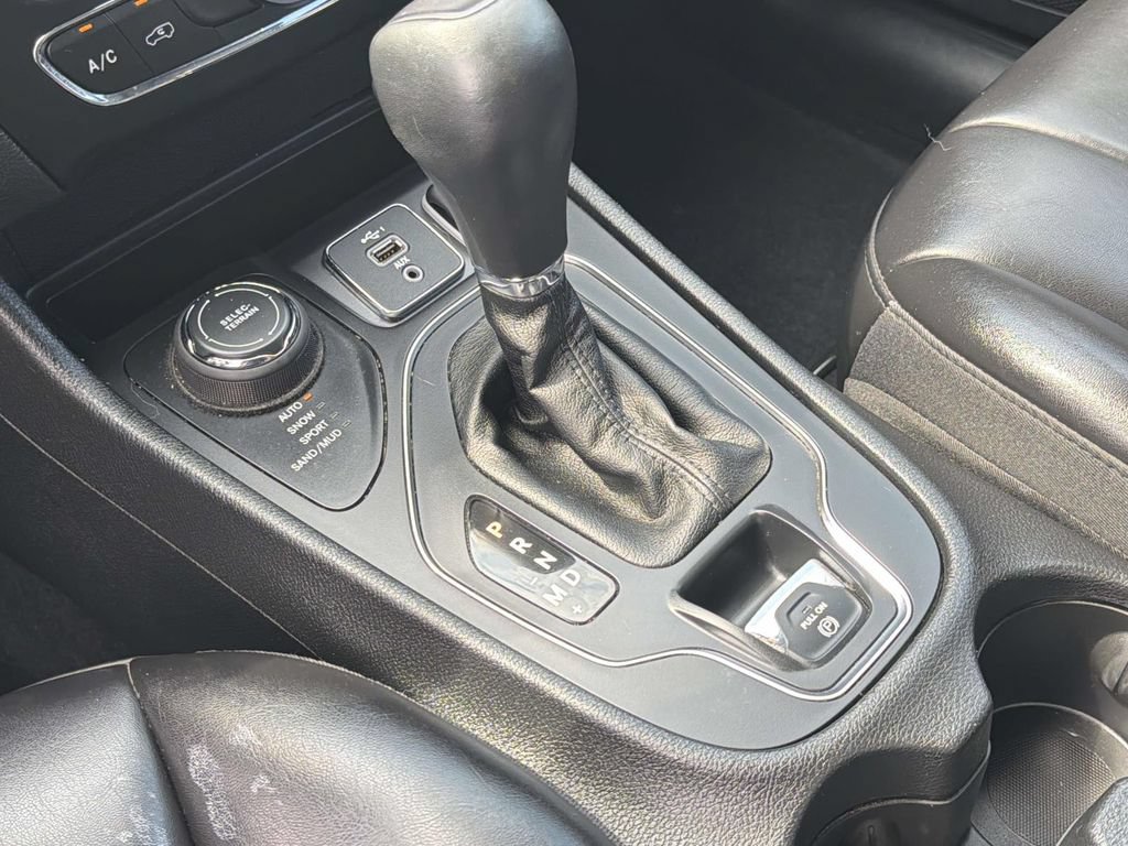 Used 2020 Jeep Cherokee Latitude Plus w/ Cold Weather Group AWD/4WD image 3