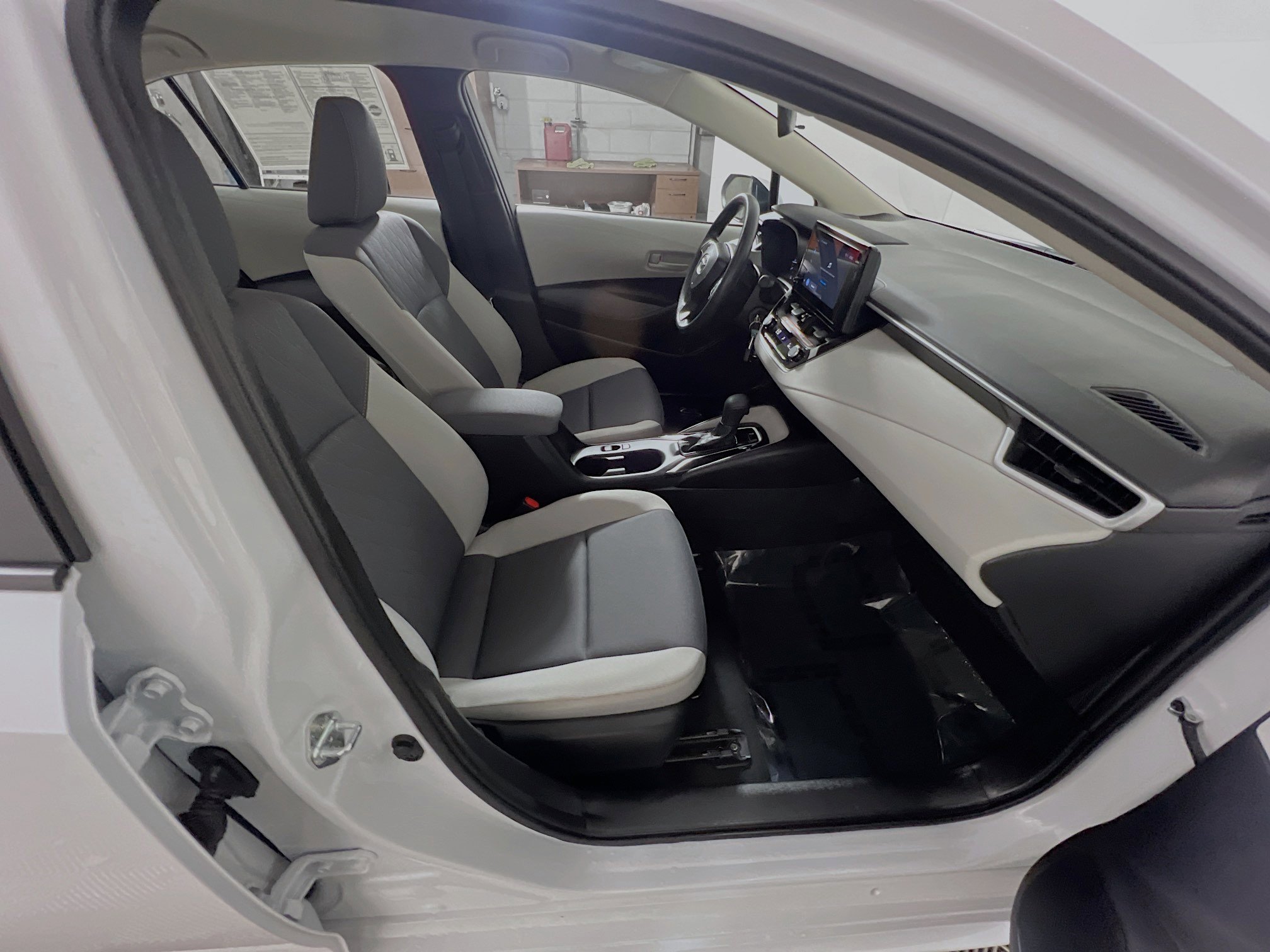 Used 2025 Toyota Corolla LE image 31