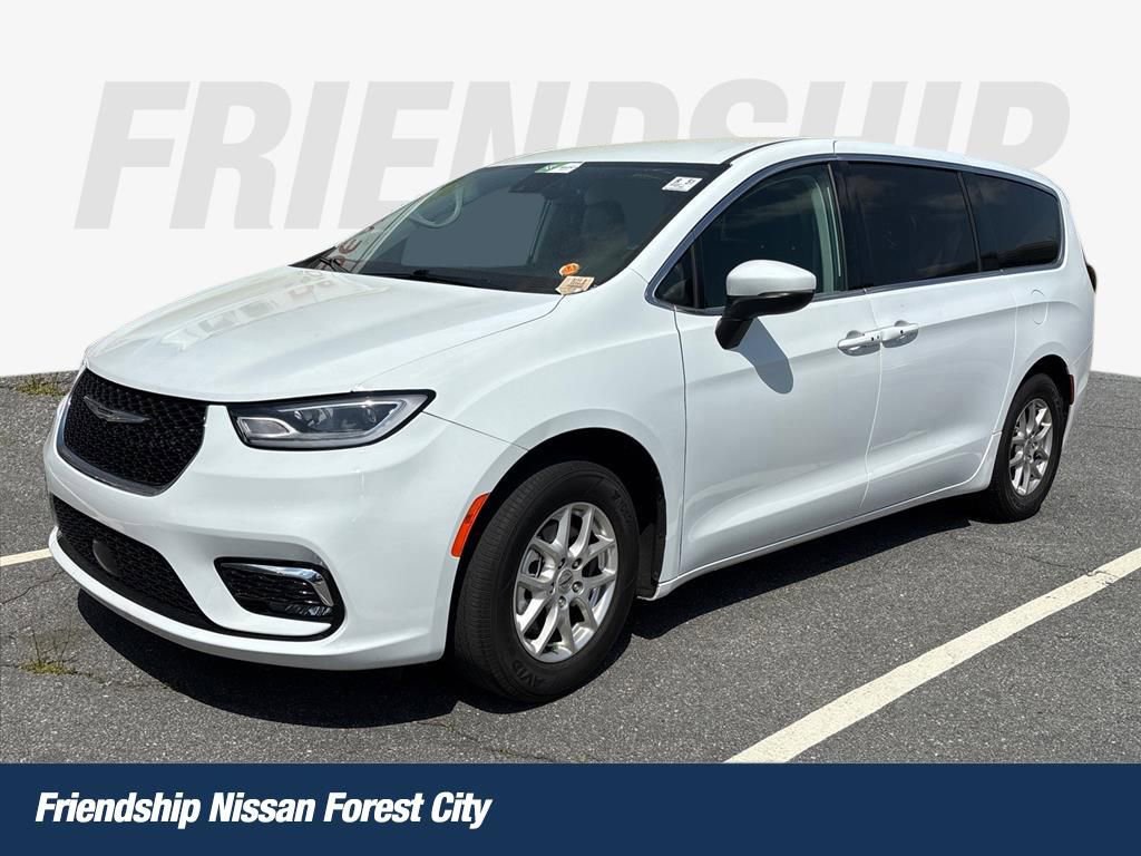 Used 2023 Chrysler Pacifica Touring-L image 1