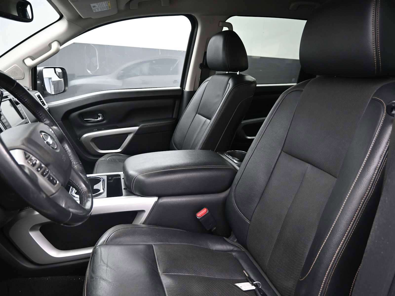Used 2019 Nissan Titan SL image 10