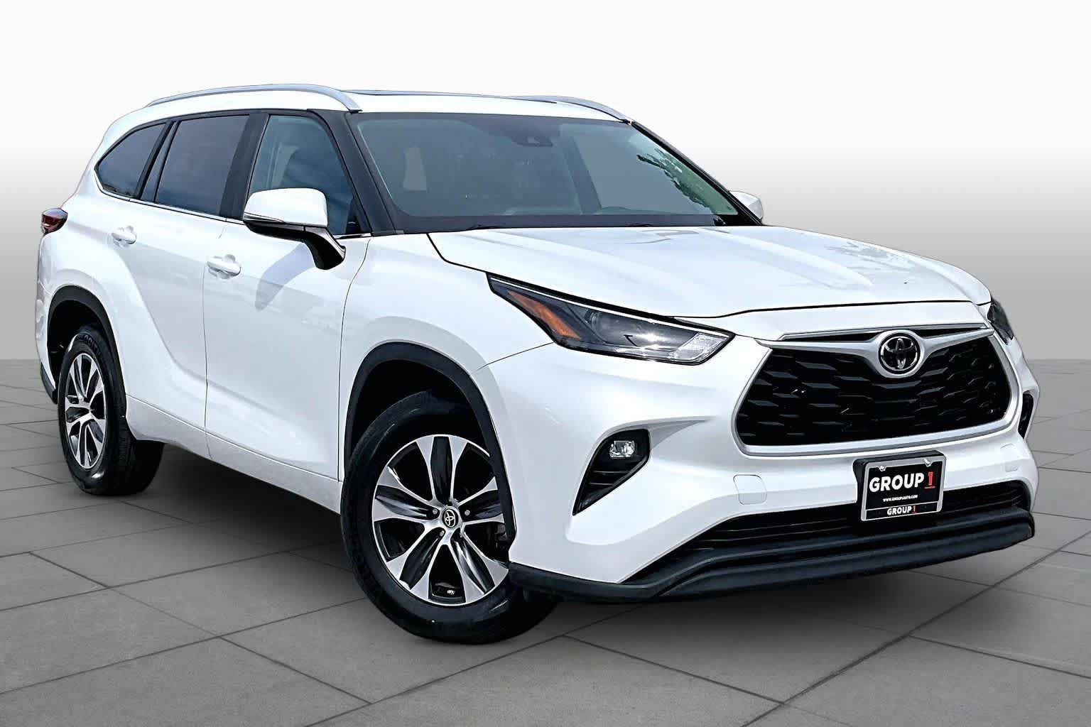 Used 2023 Toyota Highlander XLE FWD image 3