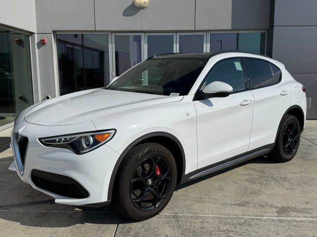 Used 2023 Alfa Romeo Stelvio Ti AWD/4WD image 4