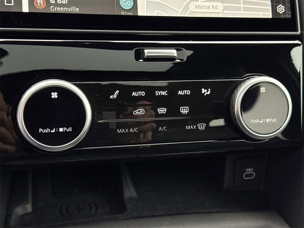 Used 2025 Land Rover Discovery Dynamic SE image 26