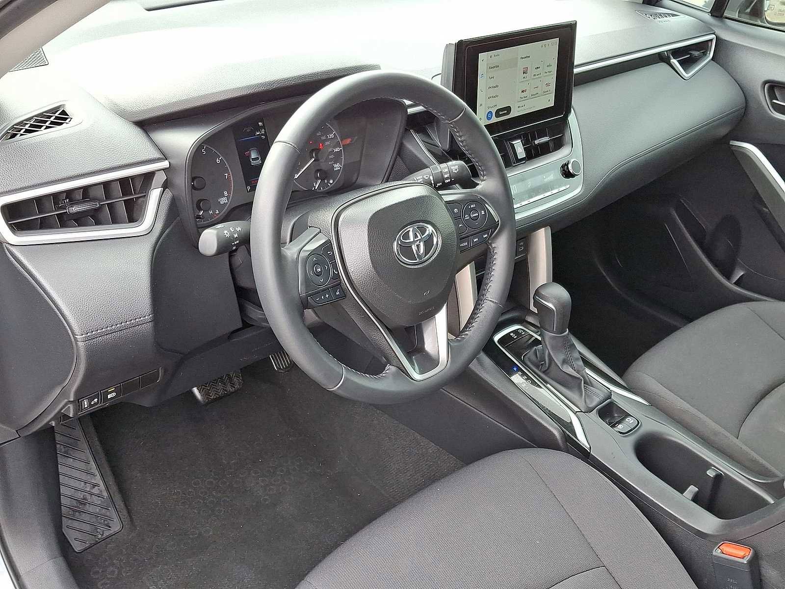 Used 2025 Toyota Corolla Cross LE image 16