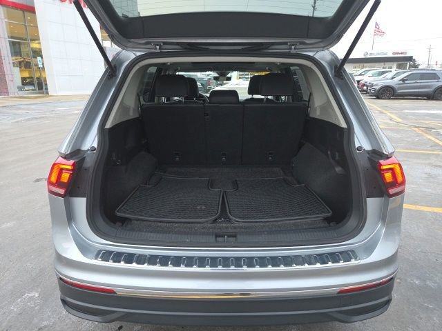 Used 2023 Volkswagen Tiguan SE w/ Panoramic Sunroof Package image 27