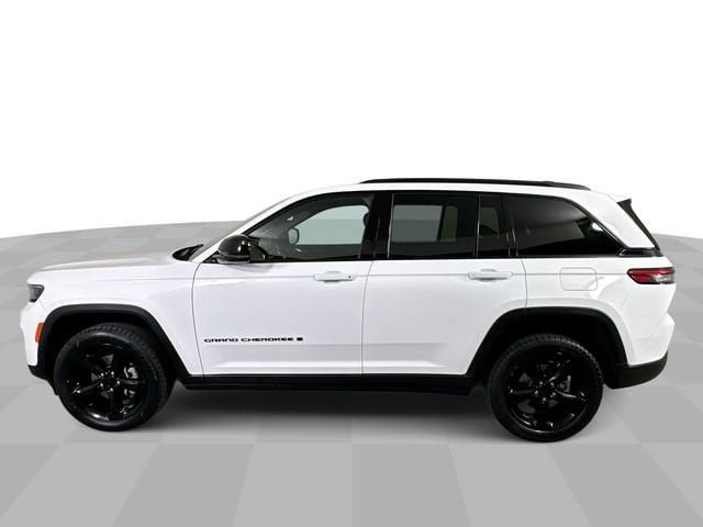 Used 2023 Jeep Grand Cherokee Altitude AWD/4WD image 5