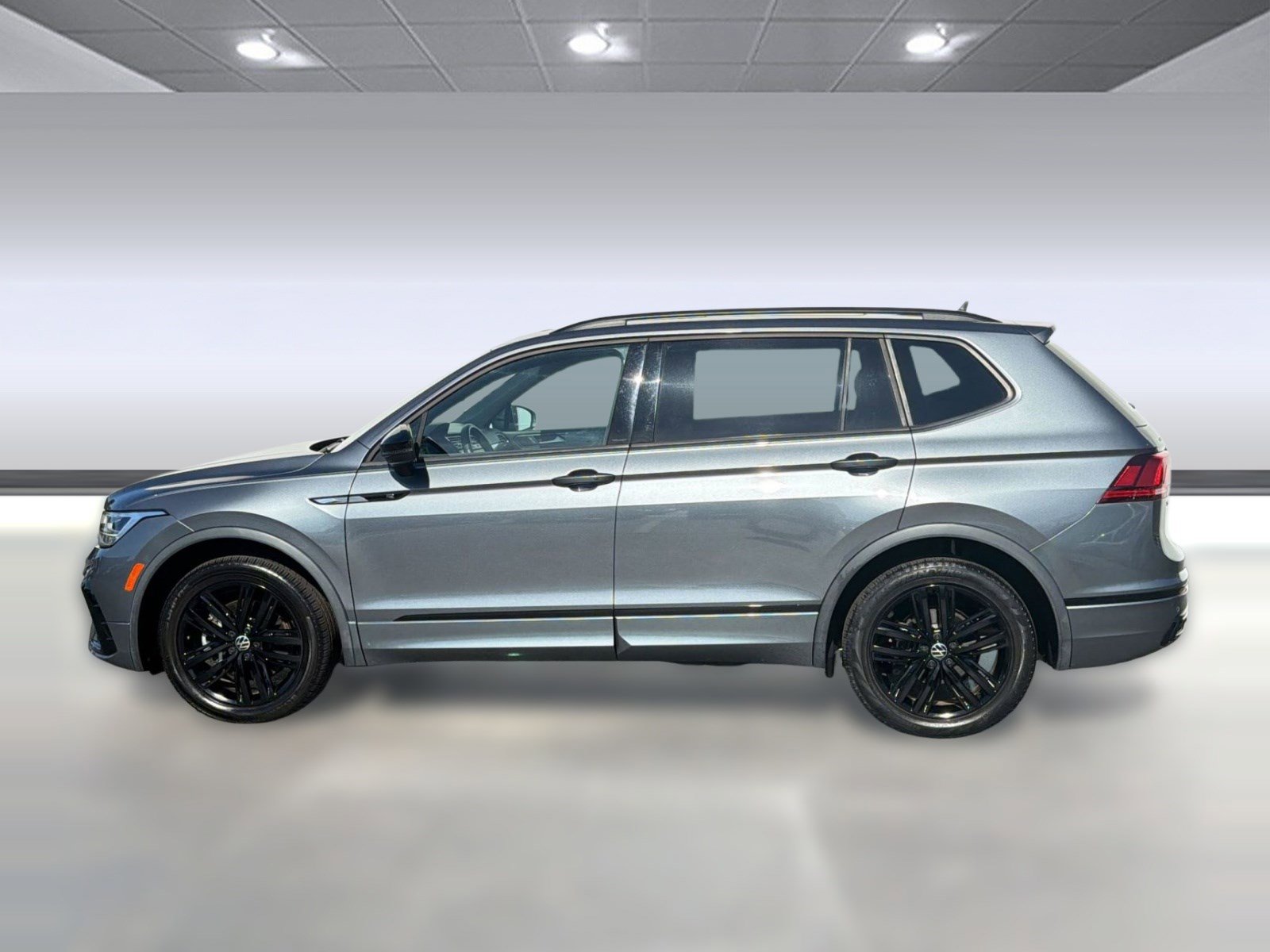 Used 2022 Volkswagen Tiguan SE R-Line FWD image 2