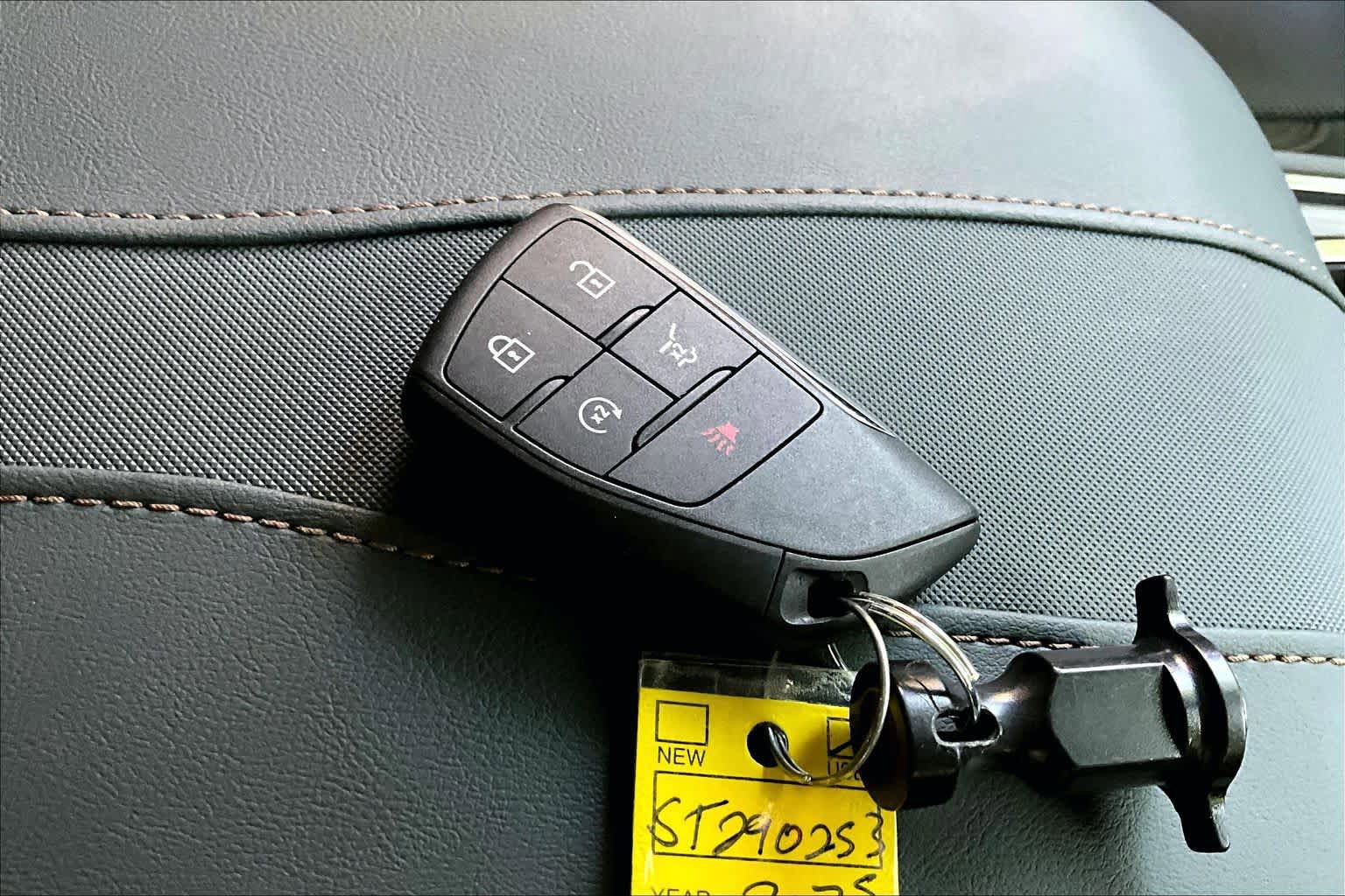 Used 2025 GMC Acadia AT4 w/ Luxury Package AWD/4WD image 14