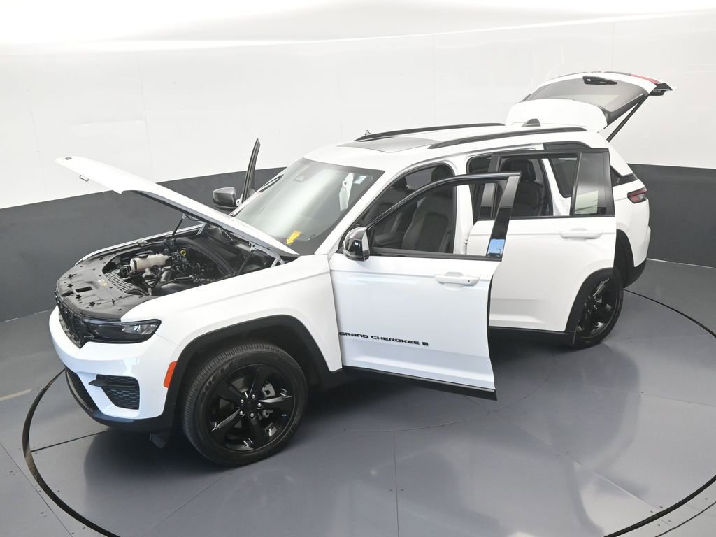 Used 2025 Jeep Grand Cherokee Altitude image 64