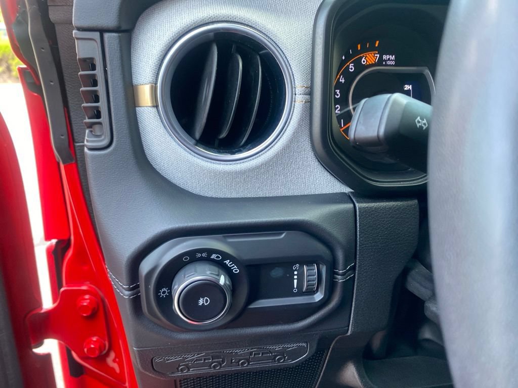 Used 2025 Jeep Wrangler Unlimited Sahara AWD/4WD image 18