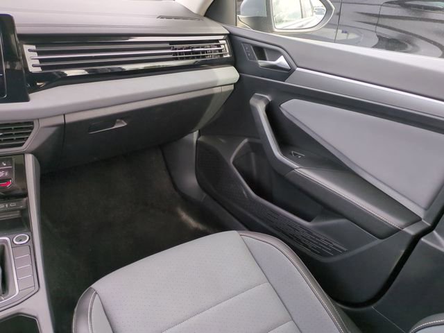 Used 2025 Volkswagen Jetta SE FWD image 18
