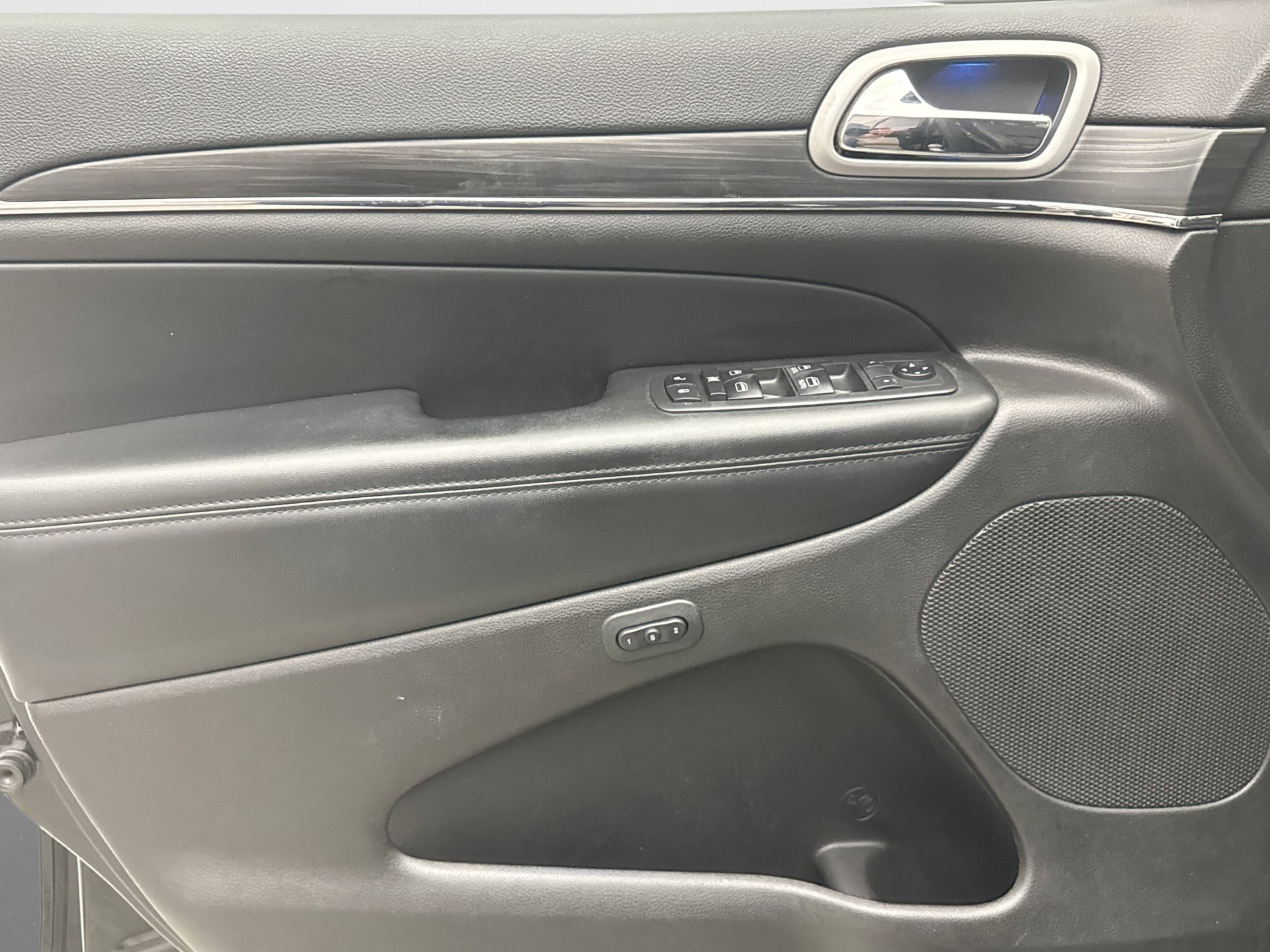 Used 2019 Jeep Grand Cherokee Limited AWD/4WD image 9