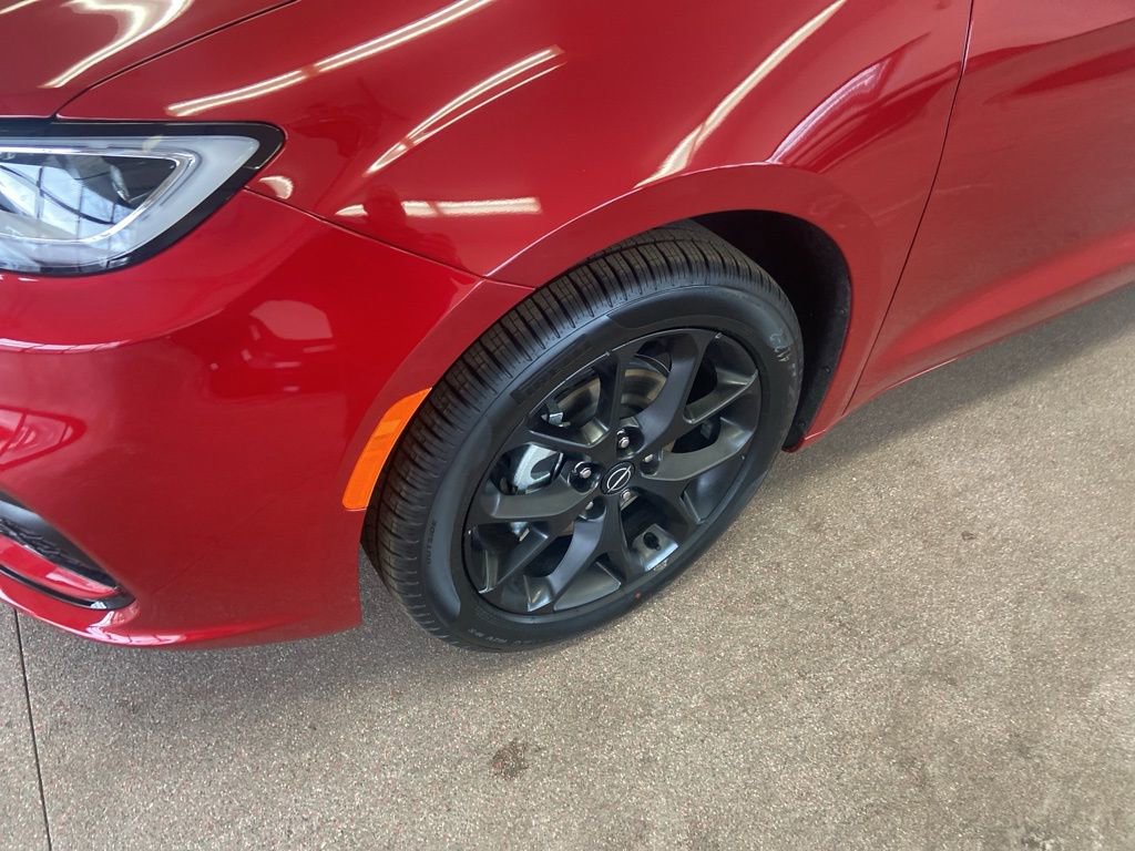 New 2026 Chrysler Pacifica Select w/ S Appearance Package image 4