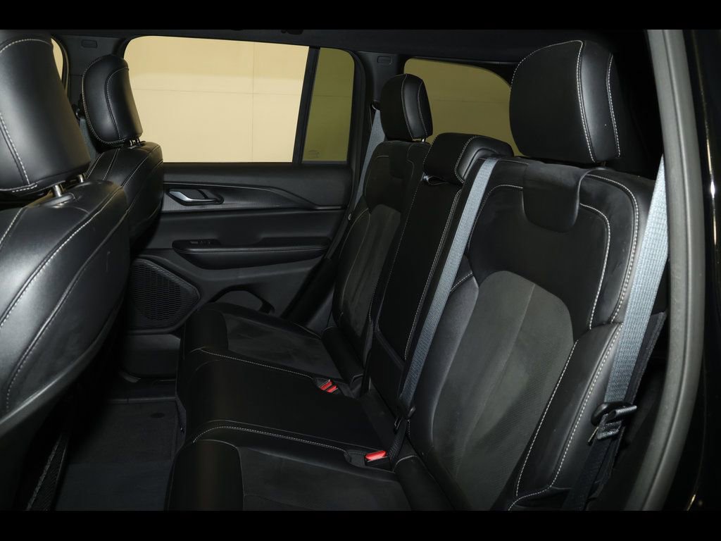 Used 2023 Jeep Grand Cherokee Altitude image 16