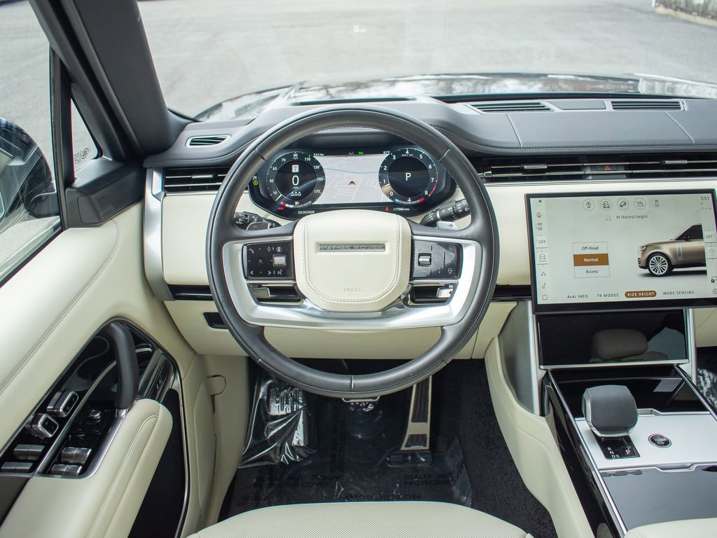 Certified 2025 Land Rover Range Rover SE image 13