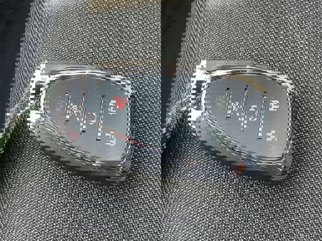 Used 2020 Chevrolet Equinox LT w/ Driver Convenience Package image 32