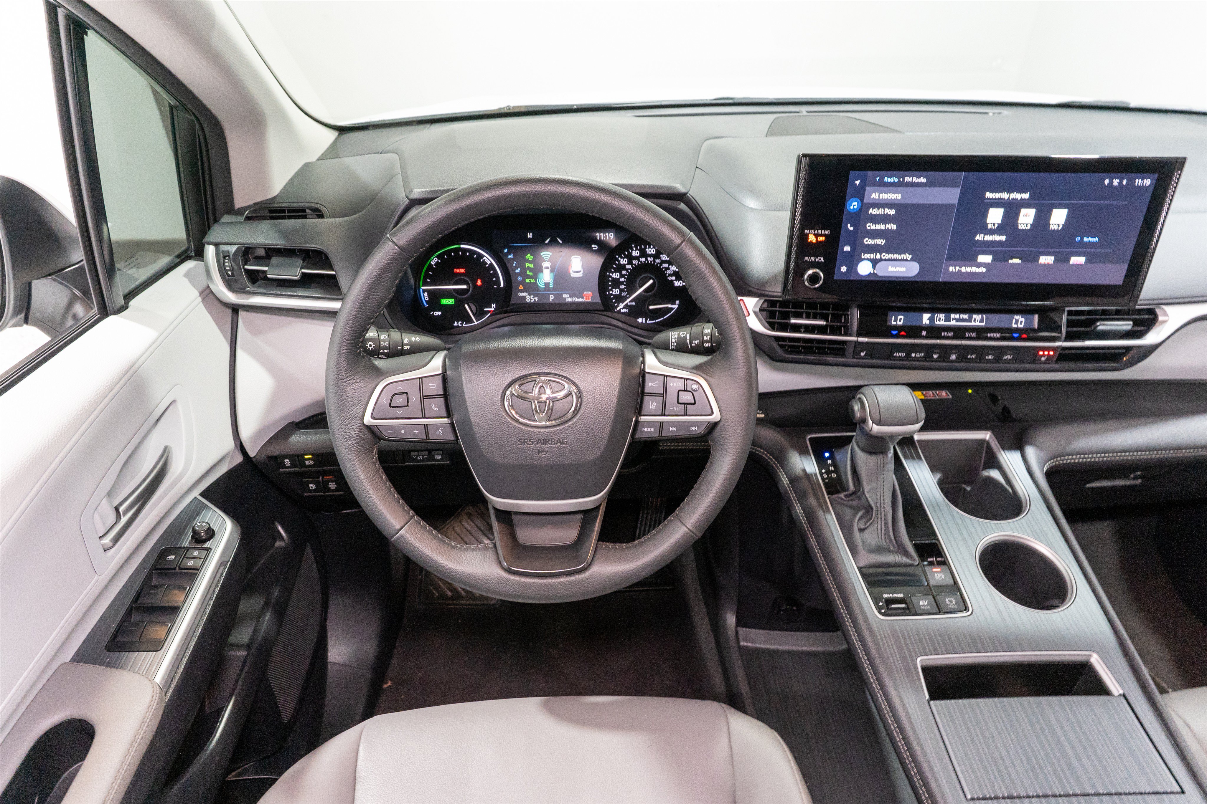 Used 2026 Toyota Sienna XLE FWD image 11