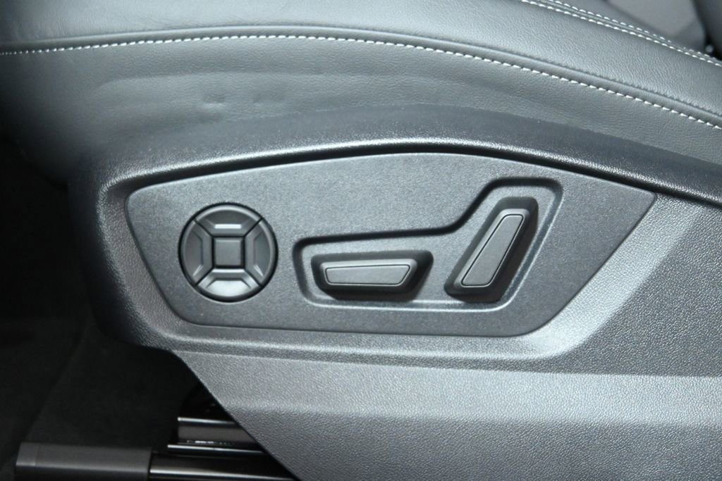 Used 2025 Audi Q8 Premium image 30