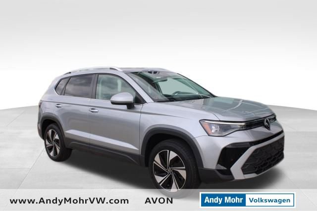 Used 2025 Volkswagen Taos SE w/ Panoramic Sunroof Package