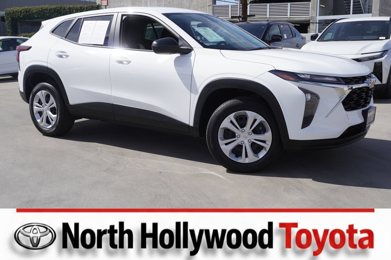 Used 2025 Chevrolet Trax LS FWD image 1
