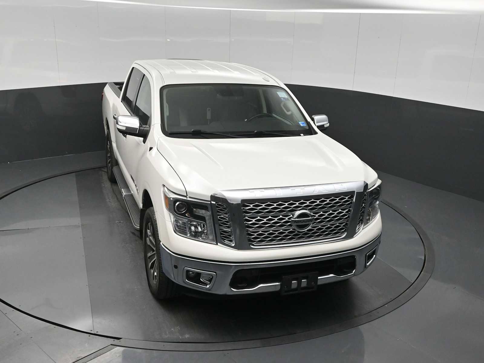 Used 2019 Nissan Titan SL image 16