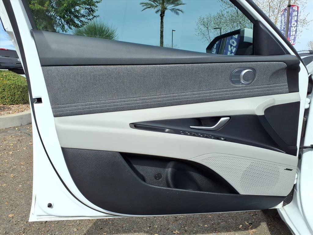 Certified 2025 Hyundai Elantra Limited image 18