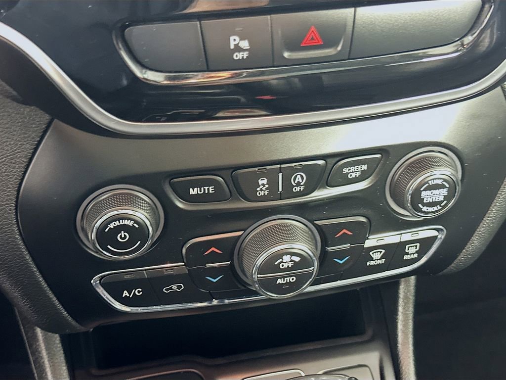 Used 2019 Jeep Cherokee Limited image 14